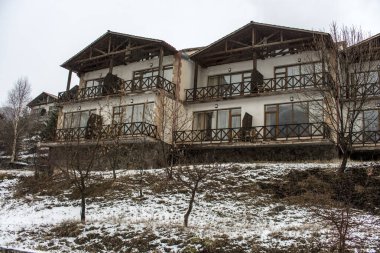 Kışın köyde eski usul ahşap kulübe.