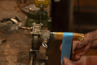 Avcı bıçağı yapan bir zanaatkârın yakın çekimi..