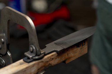 Avcı bıçağı yapan bir zanaatkârın yakın çekimi..