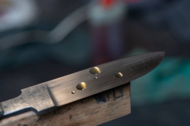 Avcı bıçağı yapan bir zanaatkârın yakın çekimi..