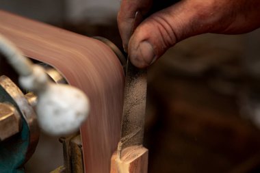 Avcı bıçağı yapan bir zanaatkârın yakın çekimi..