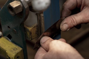 Avcı bıçağı yapan bir zanaatkârın yakın çekimi..