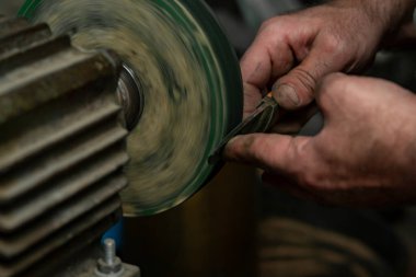 Avcı bıçağı yapan bir zanaatkârın yakın çekimi..