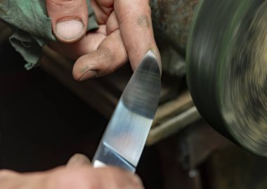 Avcı bıçağı yapan bir zanaatkârın yakın çekimi..