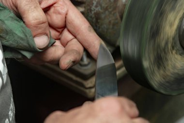 Avcı bıçağı yapan bir zanaatkârın yakın çekimi..