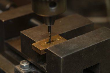 Değirmen makinesi metal ve odunları öğütüyor, yakın plan..