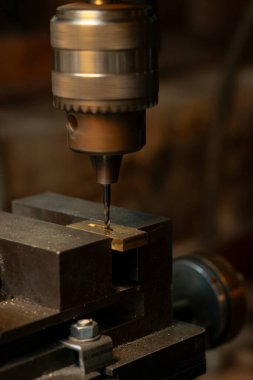 Değirmen makinesi metal ve odunları öğütüyor, yakın plan..