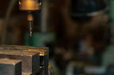 Değirmen makinesi metal ve odunları öğütüyor, yakın plan..