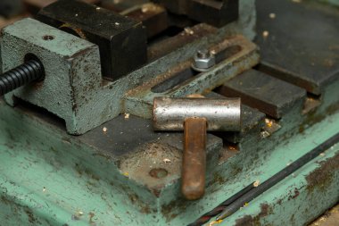 Değirmen makinesi metal ve odunları öğütüyor, yakın plan..