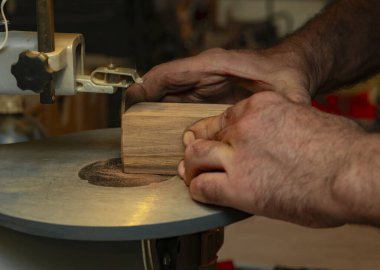 Değirmen makinesi metal ve odunları öğütüyor, yakın plan..