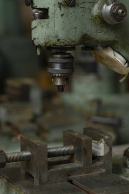 Değirmen makinesi metal ve odunları öğütüyor, yakın plan..