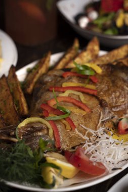 Ahşap arka planda patates ve sebzeli kuzu budu..