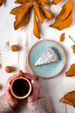 Kurutulmuş yaprak ve cevizli sıcak çayla servis edilen fırında turta.