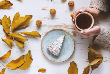 Kurutulmuş yaprak ve cevizli sıcak çayla servis edilen fırında turta.