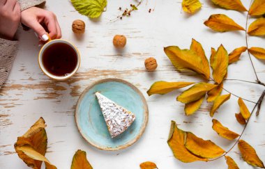 Kurutulmuş yaprak ve cevizli sıcak çayla servis edilen fırında turta.