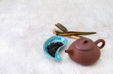 Çaydanlık ve fincanlar beyaz ahşap arka planda siyah çay.