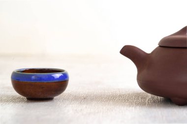 Çaydanlık ve fincanlar beyaz ahşap arka planda siyah çay.