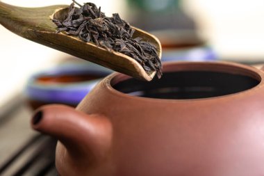 Çay seremonisi, kil çaydanlık ve fincanları kapatın.