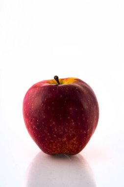 Kırmızı başlık beyaz arkaplanda yansıma ve telif alanı ile izole edildi.