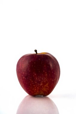 Kırmızı başlık beyaz arkaplanda yansıma ve telif alanı ile izole edildi.