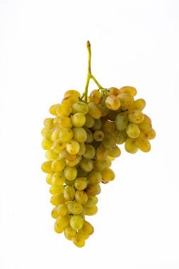 Beyaz arka planda izole edilmiş bir sürü beyaz üzüm. Stüdyo çekimi.