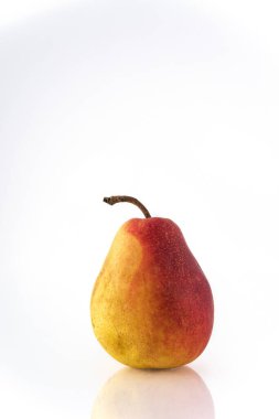 Olgun armutlar beyaz bir zemin üzerinde izole edilmiş. Stüdyo çekimi.