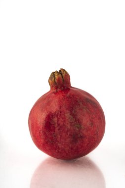 Beyaz arka planda izole edilmiş olgun nar meyvesi..
