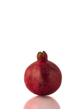 Beyaz arka planda izole edilmiş olgun nar meyvesi..