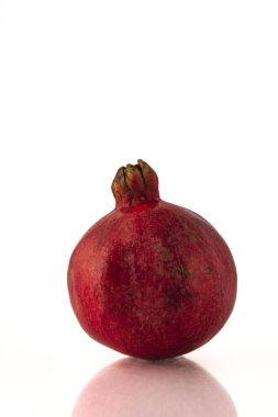 Beyaz arka planda izole edilmiş olgun nar meyvesi..