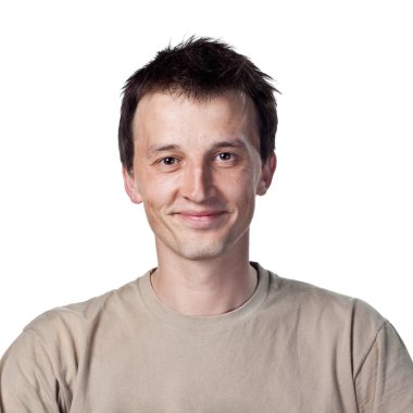 gülümseyen genç adam