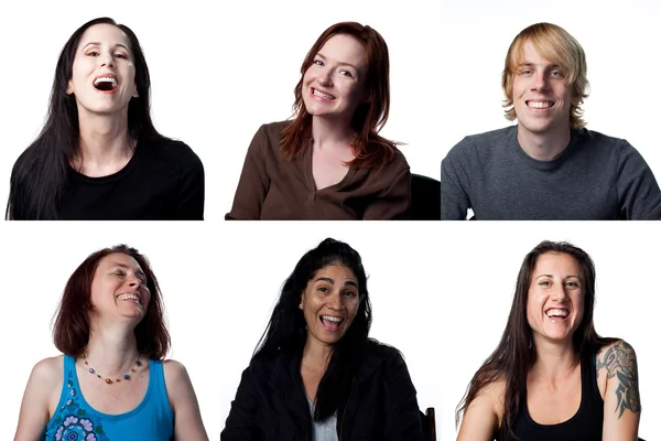 Gruppe fröhlicher Menschen lacht laut auf — Stockfoto
