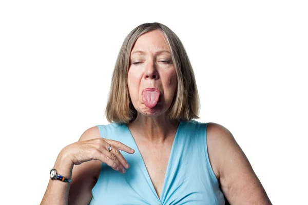 Mujer sacando su lengua — Foto de Stock