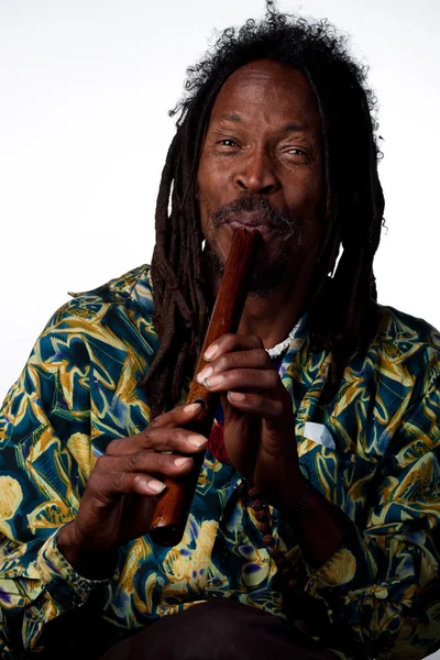 Rastafarian spielt die flöte — Stockfoto