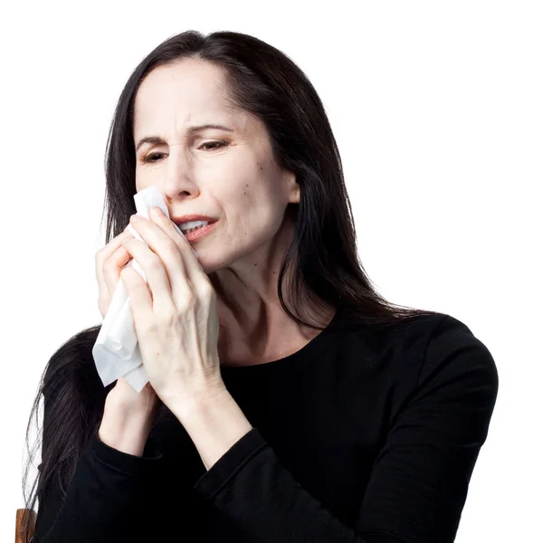 Femme allergique utilisant un tissu — Photo