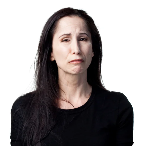 Плачущая женщина с длинными волосами — стоковое фото