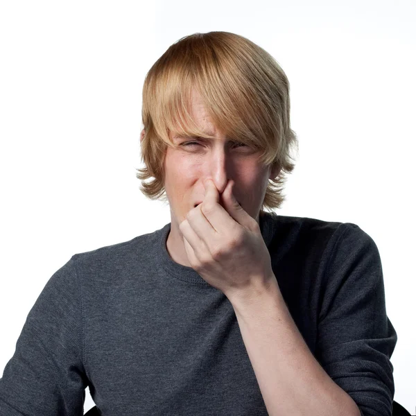 Man heeft betrekking op zijn neus — Stockfoto