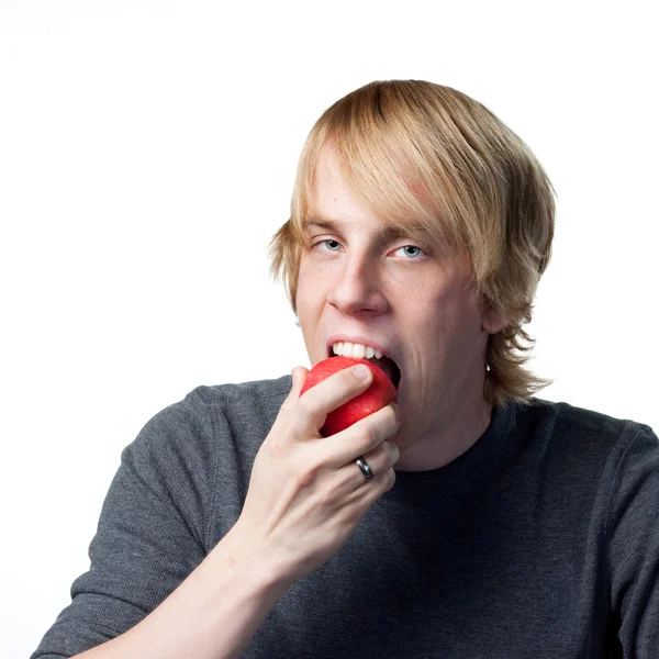 Man eats a fresh organic apple — Stock Photo, Image