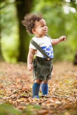 Ormanda oynayan bebek