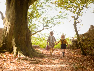 Ormana atan çocuklar