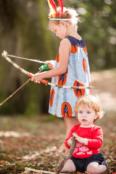 Girl playing with a bow — Stock Photo, Image