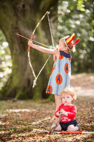 Girl playing with a bow — Stock Photo, Image