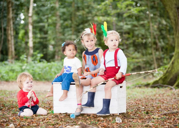 Enfants assis dehors — Photo