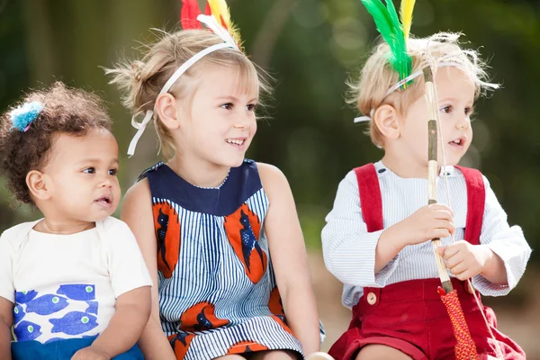 外に座っている子供たち — ストック写真