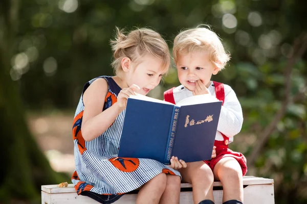 Діти читають казку — стокове фото