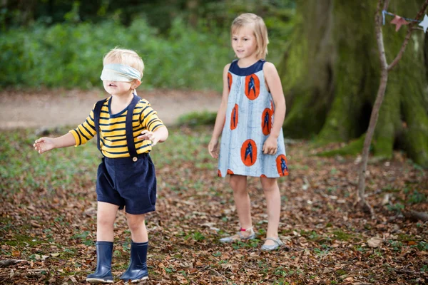 Barn leker spelen — Stockfoto