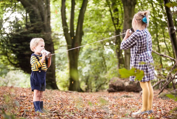 Crianças ouvindo uma corda e lata pode . — Fotografia de Stock