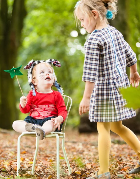 Crianças brincando na floresta — Fotografia de Stock