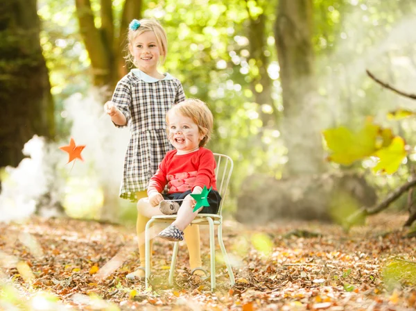 Kids playing outside — Stock Photo, Image