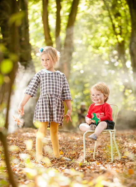 Kids playing  in woodland — Stock Photo, Image
