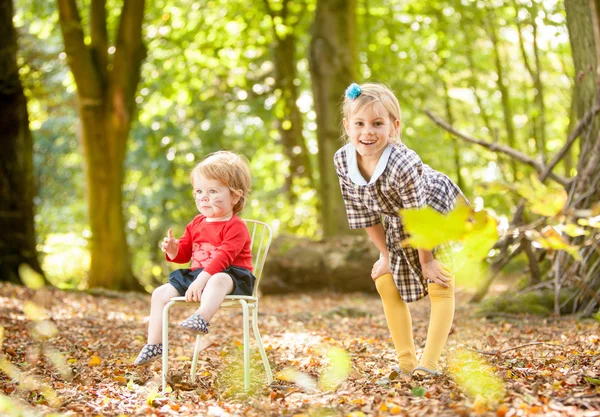 Crianças brincando na floresta — Fotografia de Stock